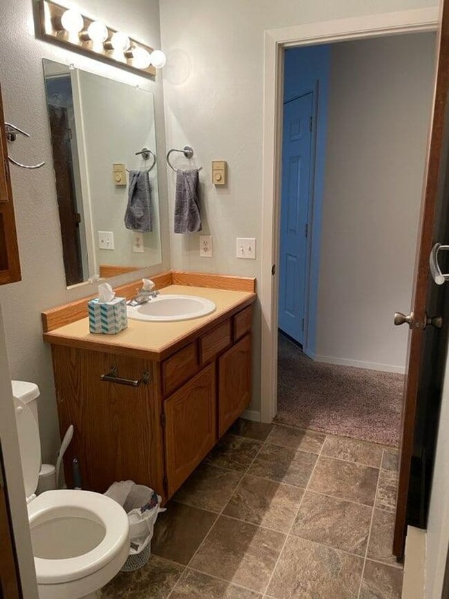 Building Photo - 2 bedroom 2 bath PLUS LOFT with single car...