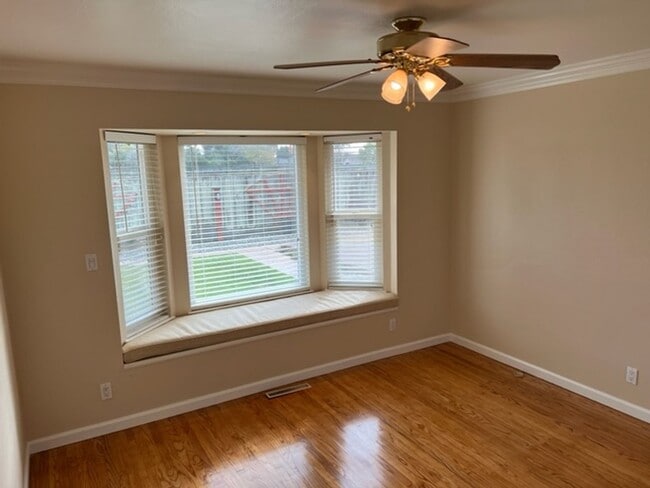 Building Photo - SPACIOUS 4 BEDROOM HOME IN SOUTH SALINAS