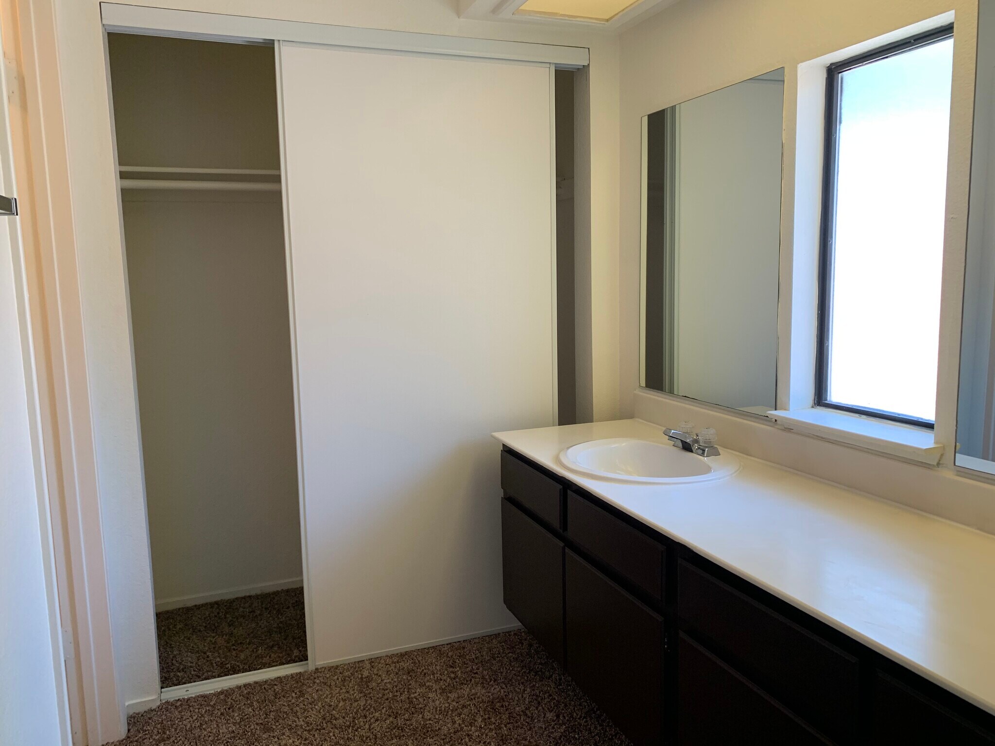 Building Photo - 2448 Pickwick Dr