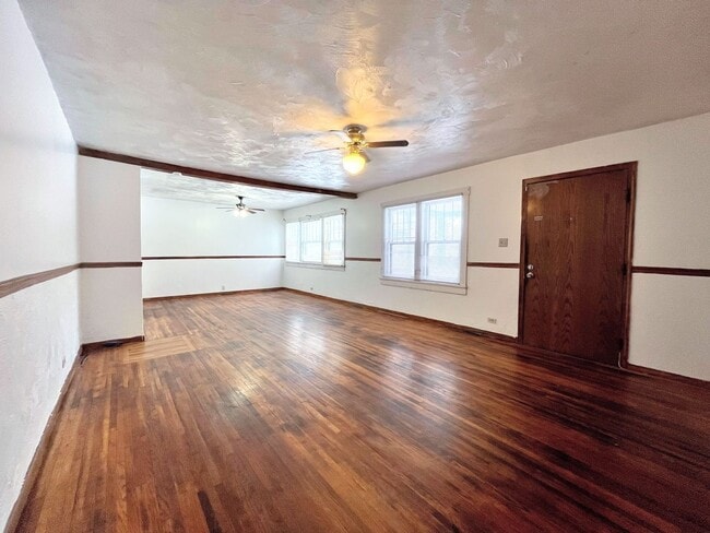 Building Photo - Bungalow Style 3 bed 2 bath home