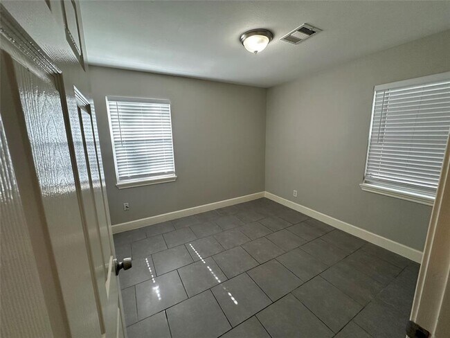 Building Photo - 9329 Chesterfield Dr
