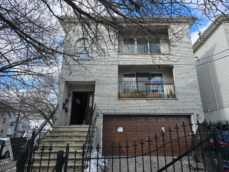 Building Photo - 179 Orchard St