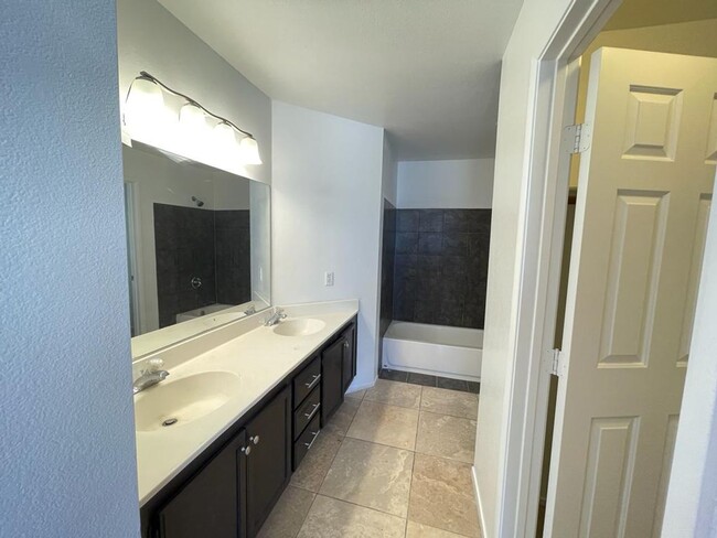 Building Photo - Beautiful 3 bed 2.5 bathroom home