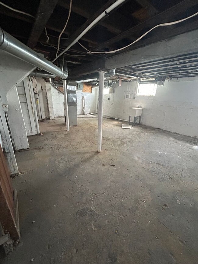 Building Photo - Section 8 Accepted! Spacious newly renovat...