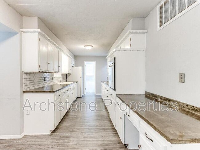 Building Photo - 2524 Boxwood Ave