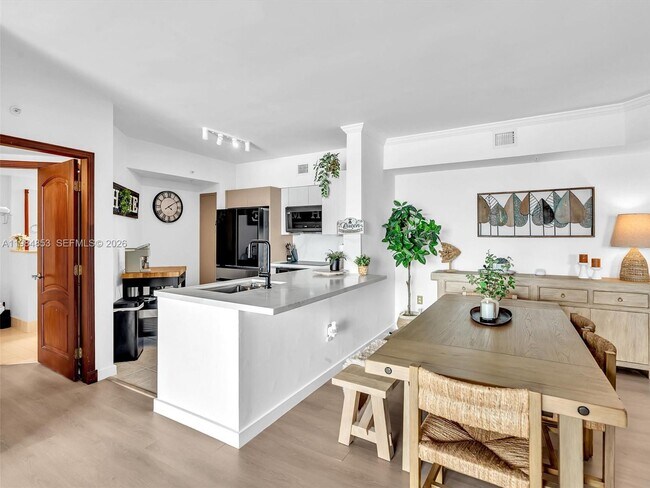 Building Photo - 17150 N Bay Rd