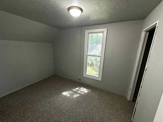 Building Photo - 723 W Shirland Ave
