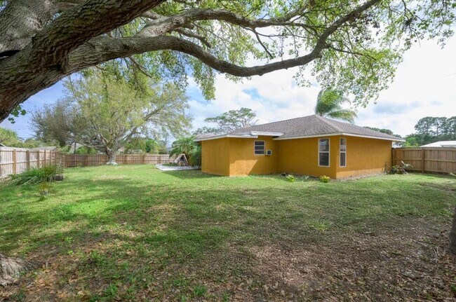 Building Photo - 353 NW Ferris Dr