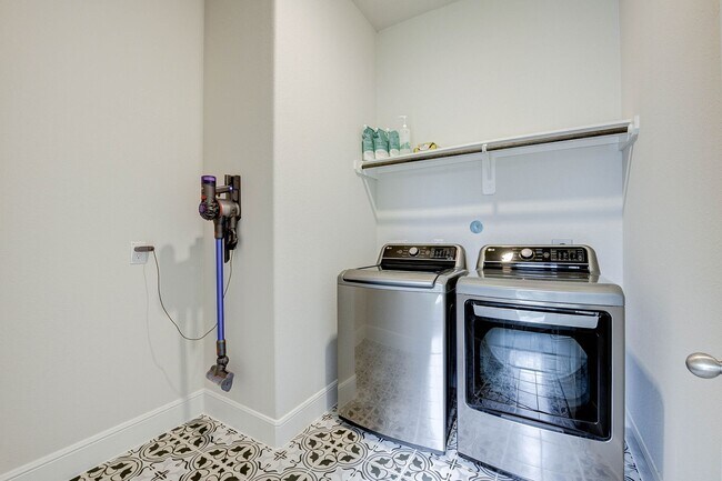 Building Photo - 21820 Enchanted Rock Dr N