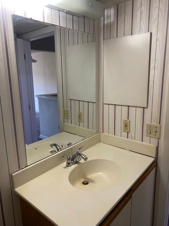 Building Photo - 1600 Park Cir