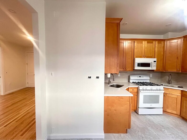 Building Photo - 537 E 5th St