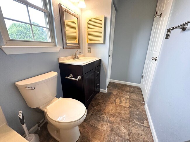 Building Photo - 1114 Skyview Dr