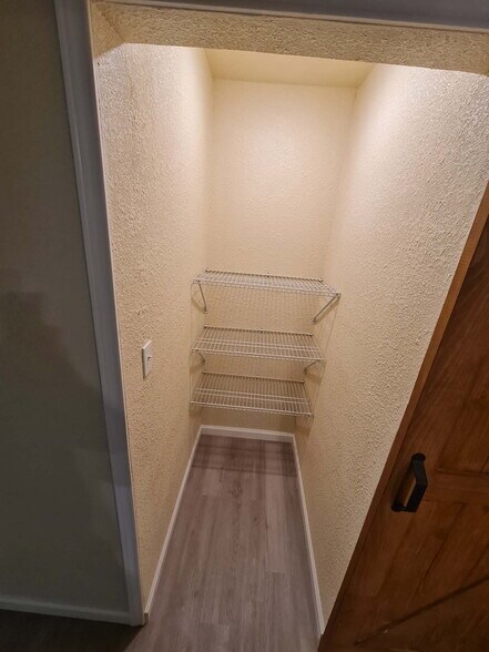 Building Photo - 527 Oak Lawn Dr