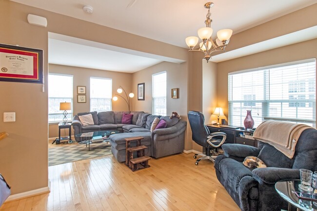 Building Photo - Beautiful 4-Bed, 3.5-Bath End Unit Townhom...