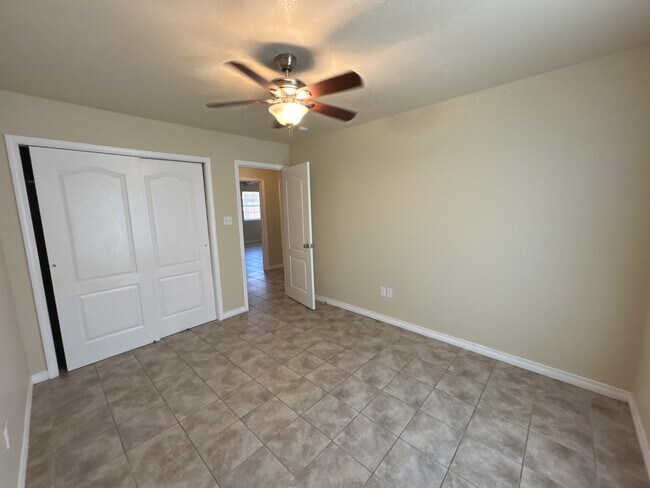 Building Photo - 3301 Pecan Dr