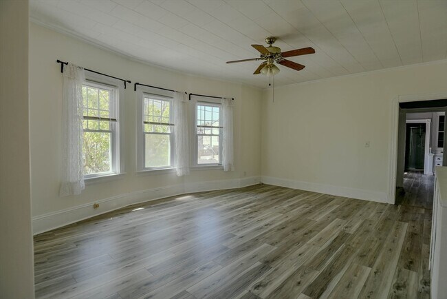 Building Photo - 407-409-409 Bolton St