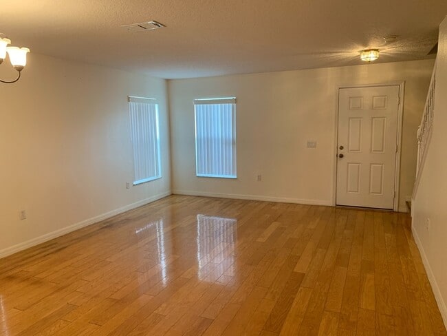 Building Photo - East Orlando spacious 3 bedrooms home with a large loft.