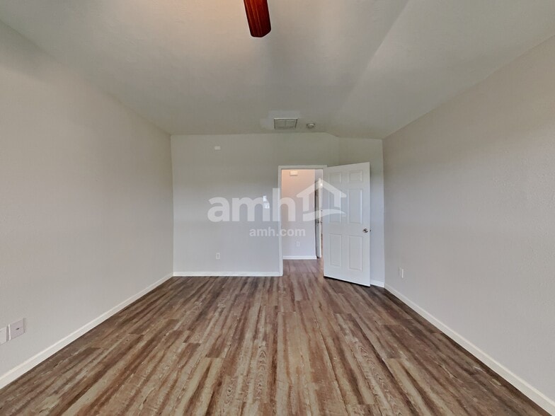 Building Photo - 18347 Austin Oak Ln