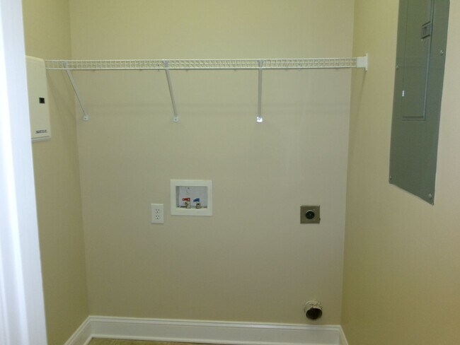 Building Photo - 3 bedroom, 2 bath condo located in Fountai...