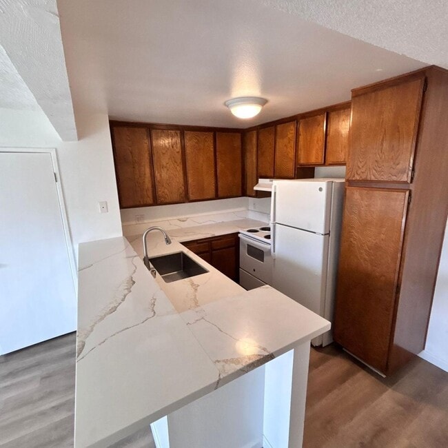 Building Photo - LIGHT & BRIGHT UPGRADED, 2 BEDROOM CONDO, ...