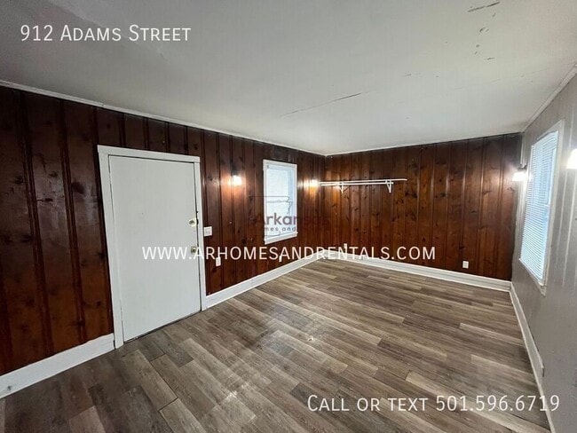 Building Photo - 912 Adams St