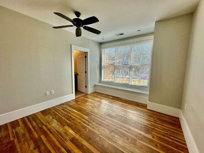 Building Photo - Two Bedroom Condo in the Heart of the Bluffton Promenade!