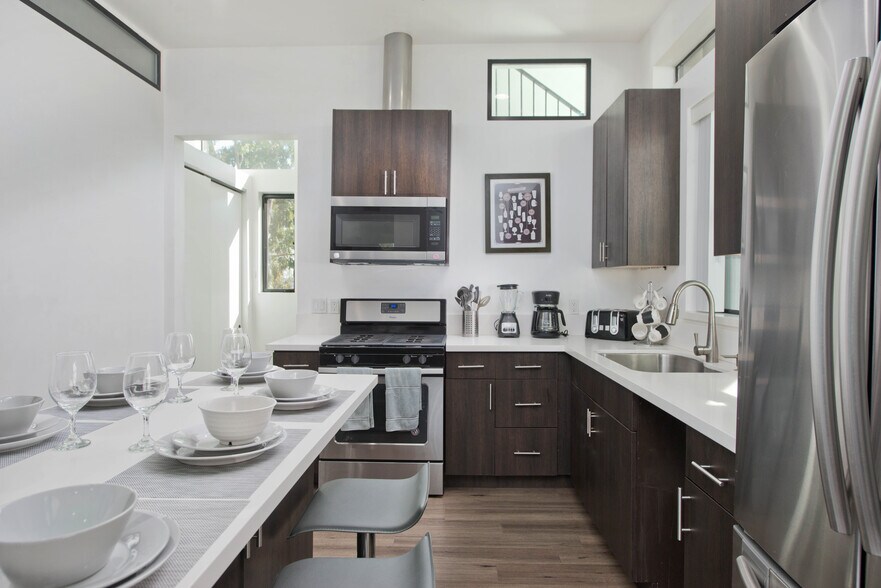 Kitchen - 809 Warren Ave