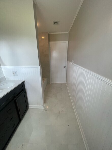 Building Photo - 110 Trotter St