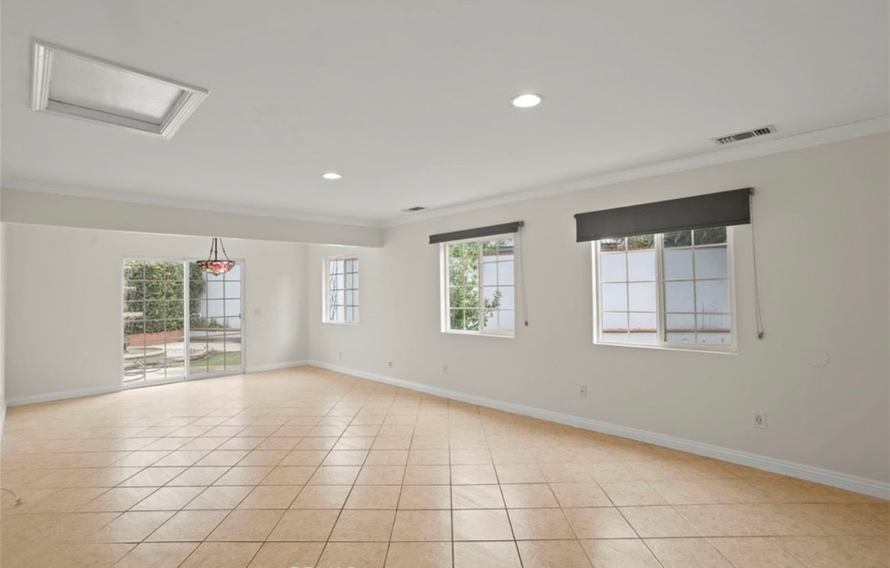 Building Photo - 204 W Linfield St