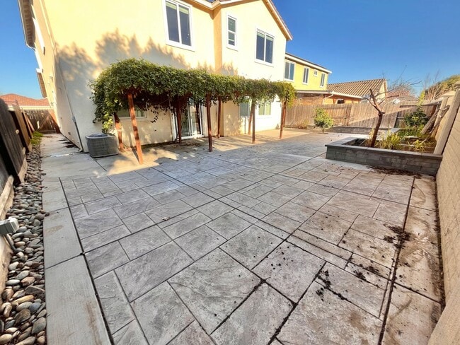 Building Photo - Beautiful 5 bed 3 1/2 bath with SOLAR! Great location!