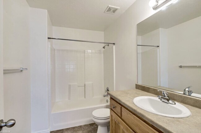Building Photo - Beautiful Orem Townhouse