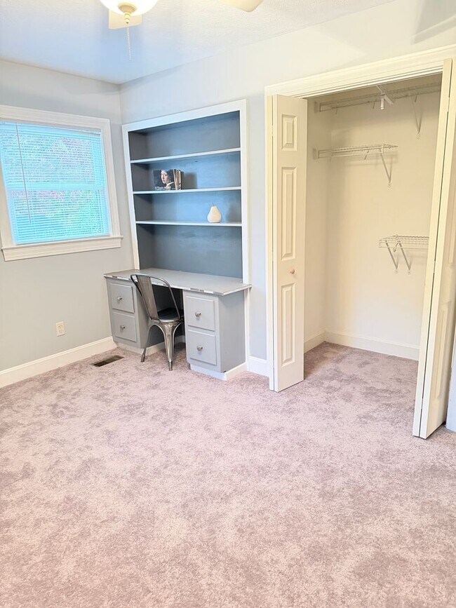 Building Photo - Beautiful brick, ranch home in the Enka School district. 3 bedrooms, 2 bathrooms!