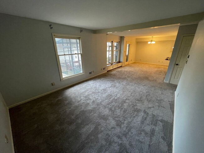 Building Photo - Charming 4 Bedroom Home in Downtown Shelbyville – Prime Location & Classic Comfort