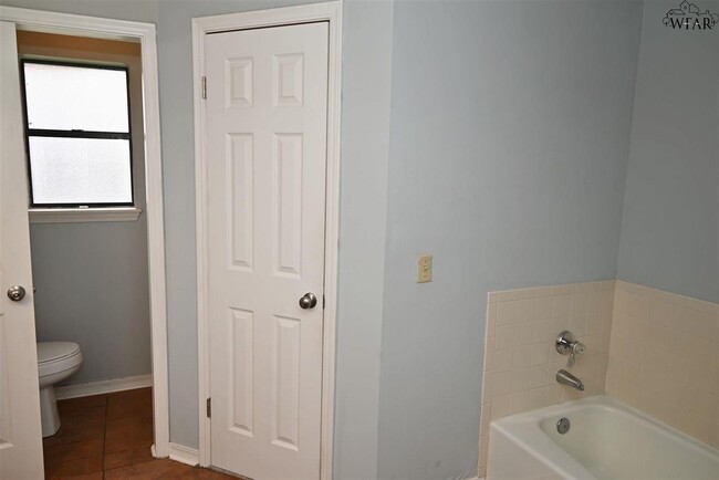 Building Photo - 907 Sugarbush Ln