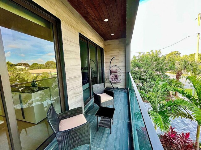 Building Photo - 549 NE 14th Ave