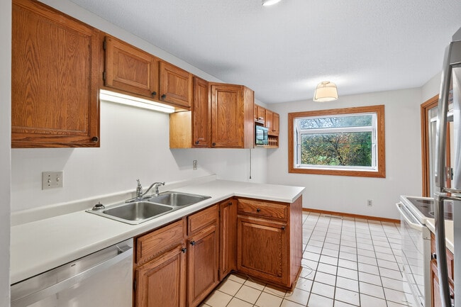 Building Photo - 14388 Fairway Dr