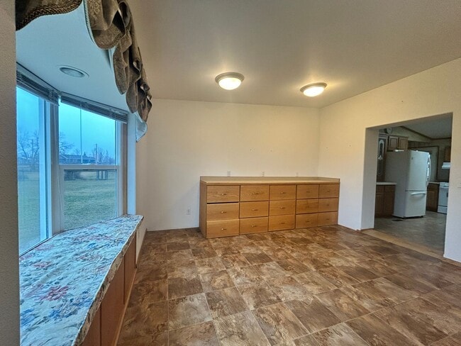 Building Photo - 3 Bed / 2 Bath  on One Acre – Garage Included