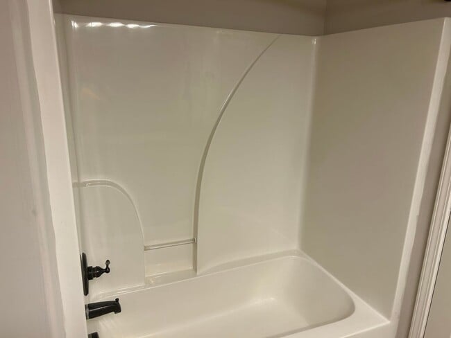 Building Photo - 2 Bedroom, 2.5 Bath Townhome in Goodlettesville