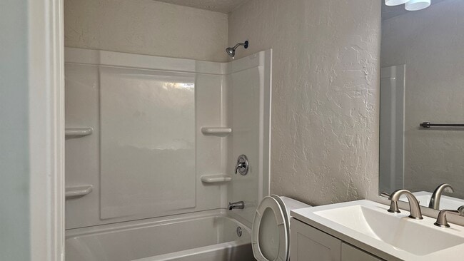 Building Photo - 4 Bedroom Bench Home Fully Remodeled