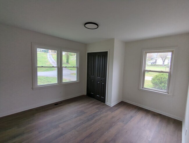 Building Photo - 109 Signal View St