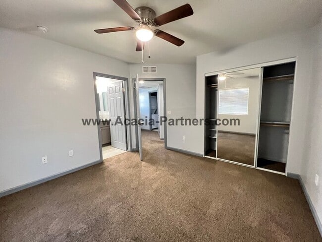 Building Photo - Newer Two Bedroom Town Homes