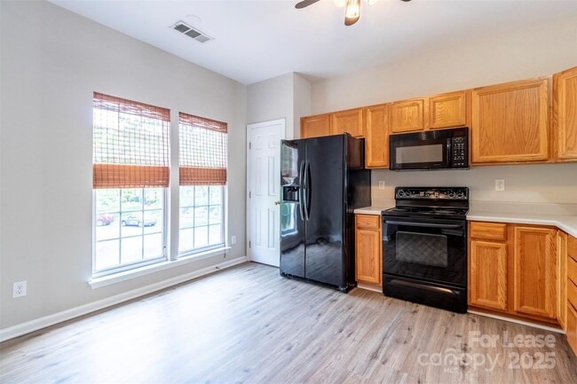 Building Photo - 9618 Blossom Hill Dr