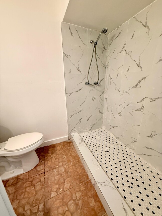 Building Photo - 3321 Farragut St