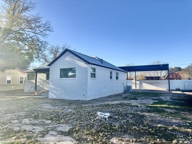 Building Photo - 200 Santa Rita Dr