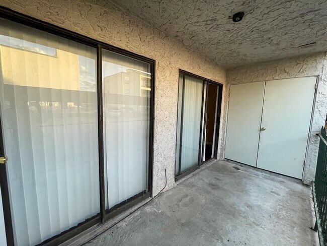 Building Photo - 2830 S Bartell Dr