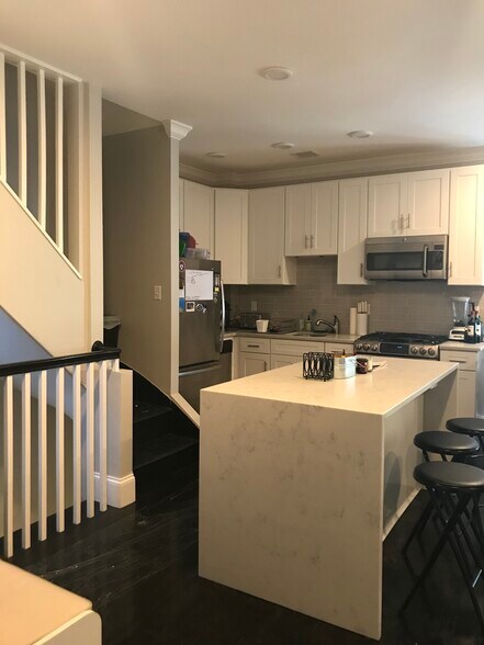 Building Photo - 69 Day St