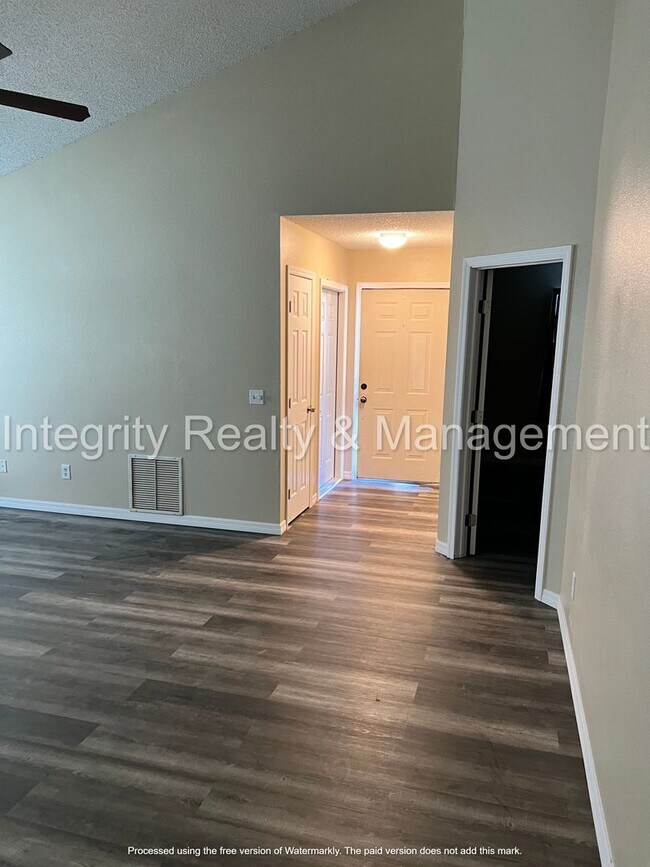 Building Photo - Charming cottage feel 3-bedroom, 2-bathroom house