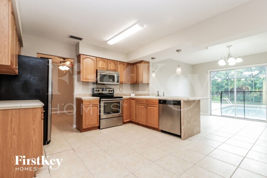 Building Photo - 3753 SE 2nd Pl