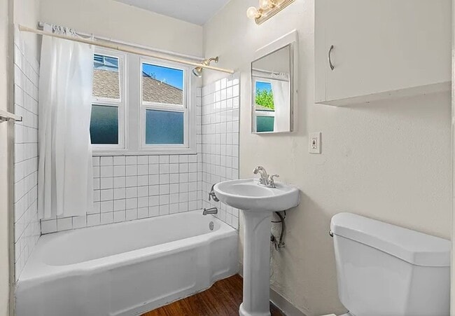 Building Photo - $500 Move-In Bonus – Modern One Bedroom in Overlook