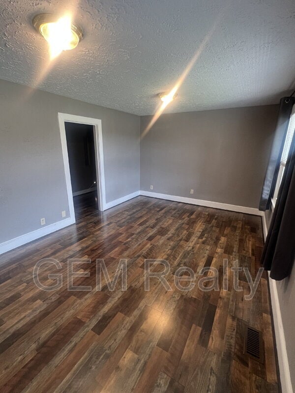 Building Photo - 349 White Oak Rd